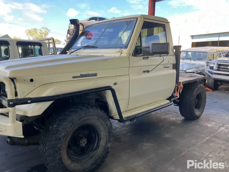 1994 Toyota Landcruiser Damaged VIN JT731PJ7508526442 – trunk area
