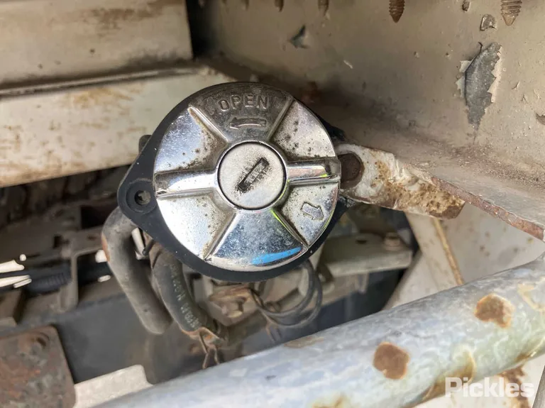 1993 Toyota Landcruiser Used VIN JT731UJ7508500225 – trunk area