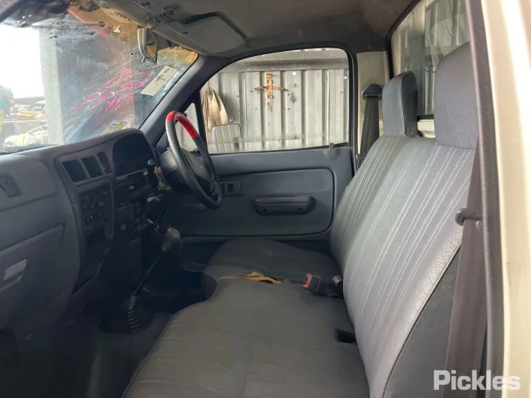 1998 Toyota Hilux Damaged VIN JT731UNE700005678 – rear exterior