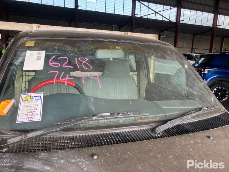 1998 Toyota Hilux Damaged VIN JT731UNE700005678 – engine bay