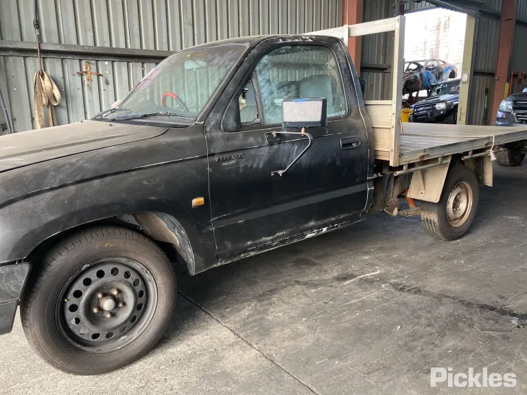 1998 Toyota Hilux Damaged VIN JT731UNE700005678 – exterior detail