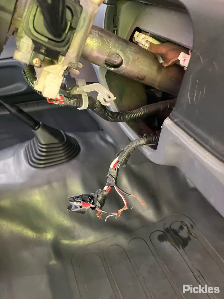 1998 Toyota Hilux Damaged VIN JT731UNE700005678 – trunk area