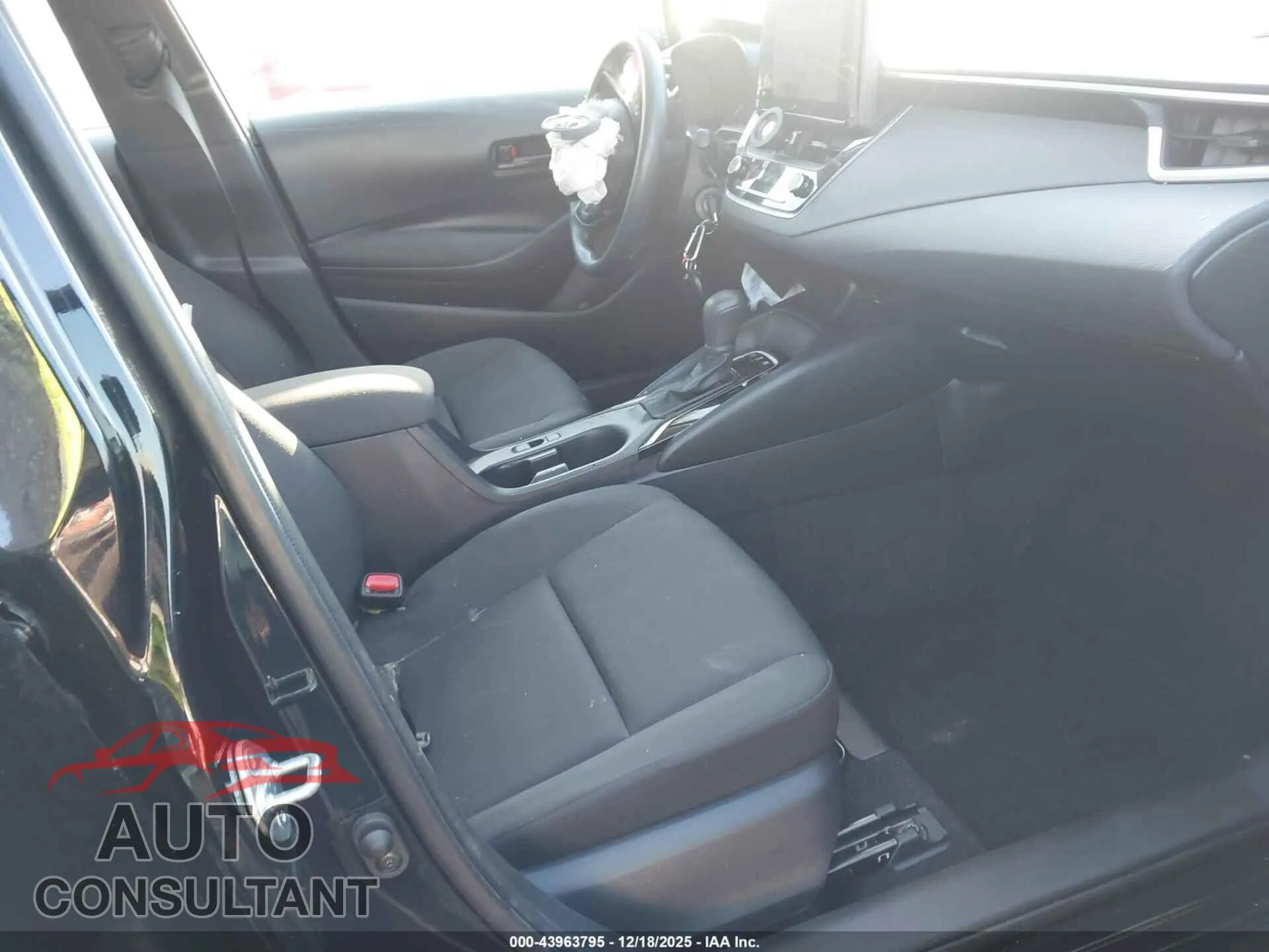 2025 TOYOTA COROLLA Damaged VIN JTDBCMFE7S3096415 – interior seats