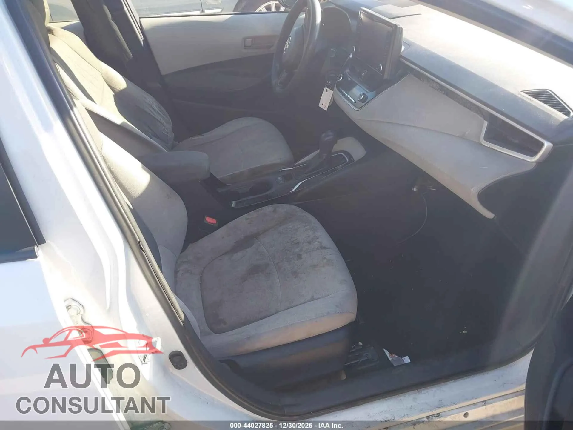 2022 TOYOTA COROLLA Damaged VIN JTDEPMAE8N3005679 – interior seats
