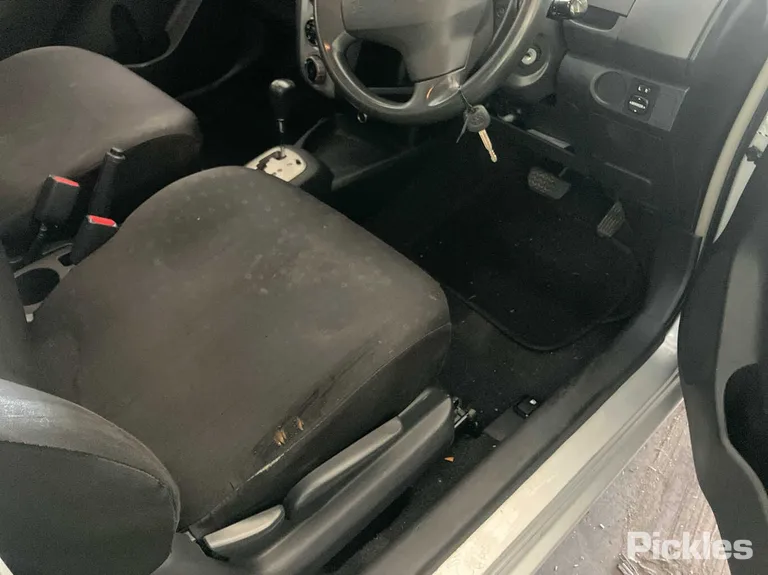 2006 Toyota Yaris Used VIN JTDJW923705033708 – trunk area 2006 Toyota Yaris Used VIN JTDJW923705033708 – trunk area