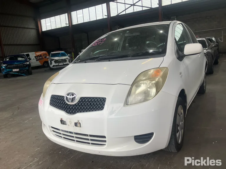 2007 Toyota Yaris Damaged VIN JTDJW923705069818 – engine bay