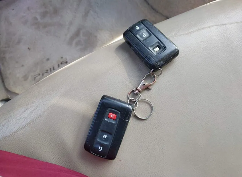 2005 TOYOTA Prius Used VIN JTDKB20U550125164 – trunk area