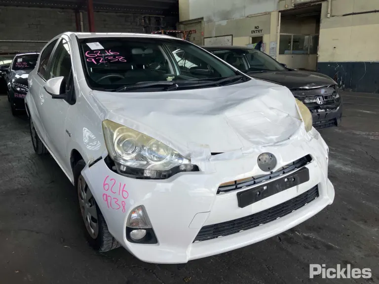 2014 Toyota Prius C Damaged VIN JTDKD3B3801077747 – interior seats