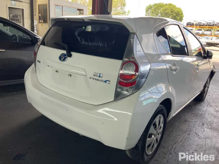 2014 Toyota Prius C Damaged VIN JTDKD3B3801077747 – odometer reading