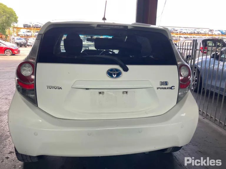 2014 Toyota Prius C Damaged VIN JTDKD3B3801077747 – photo 19