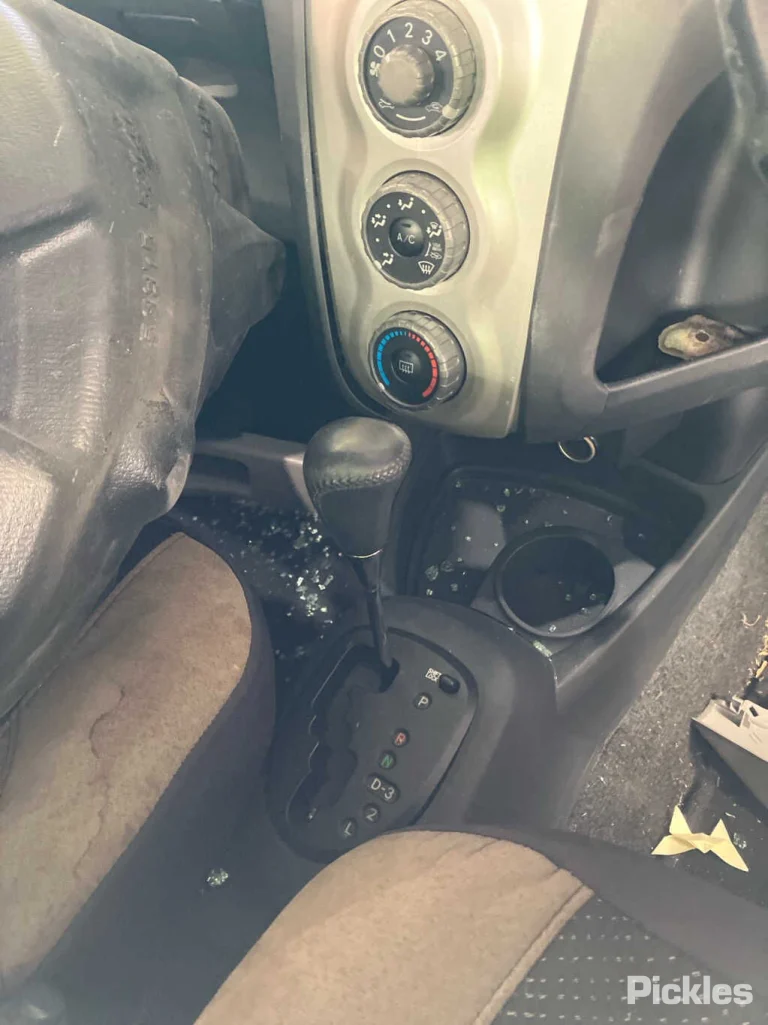 2008 Toyota Yaris Damaged VIN JTDKT923902008680 – engine bay 2008 Toyota Yaris Damaged VIN JTDKT923902008680 – engine bay