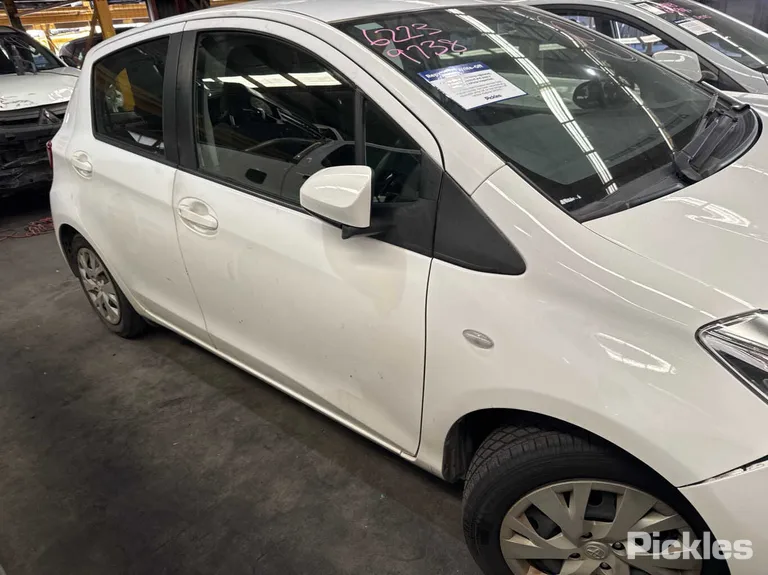 2017 Toyota Yaris Used VIN JTDKW3D360D593384 – photo 27