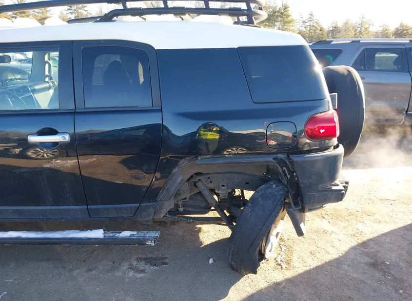 2007 TOYOTA FJ Cruiser Used VIN JTEBU11F370084598 – engine bay