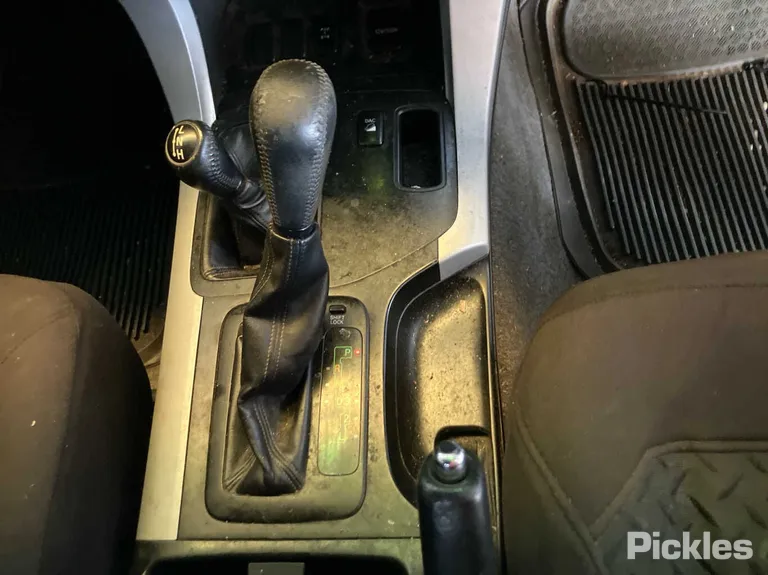 2005 Toyota Landcruiser Prado Used VIN JTEBY29J200030959 – trunk area