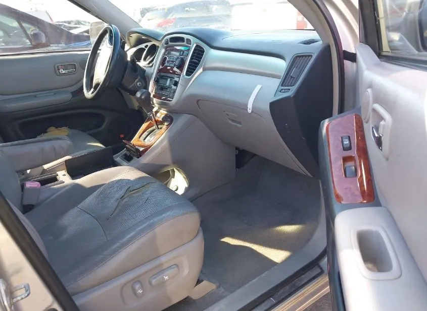 2006 TOYOTA Highlander Used VIN JTEDP21AX60094179 – trunk area
