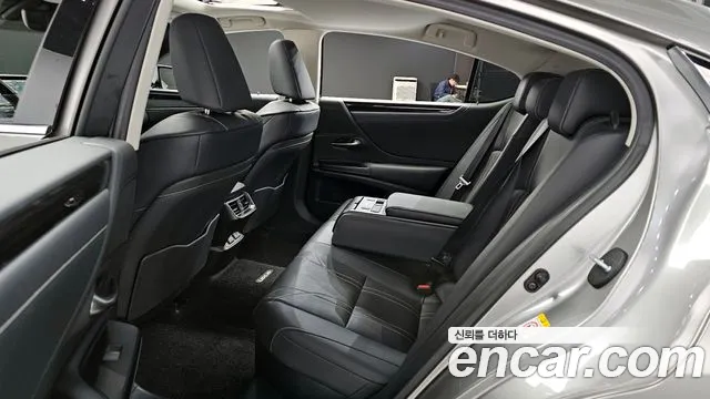 2019 Lexus ES300h 7th Gen Luxury Sold VIN JTHB21B10K2019653 – trunk area