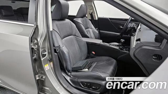 2019 Lexus ES300h 7th Gen Luxury Sold VIN JTHB21B13K2066871 – interior seats