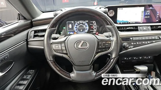 2019 Lexus ES300h 7th Gen Luxury Sold VIN JTHB21B13K2066871 – trunk area