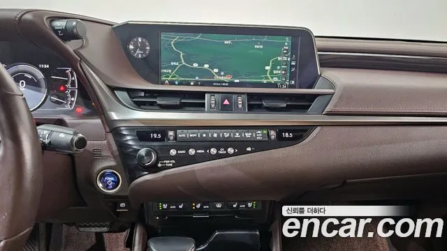 2019 Lexus Es300h 7th Gen Luxury Plus Sold VIN JTHB21B17K2011940 – front exterior