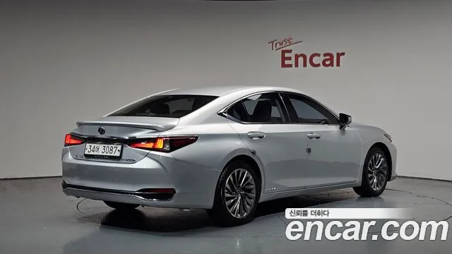 2019 Lexus ES300h 7th Gen Executive Sold VIN JTHB21B17K2055615 – photo 17