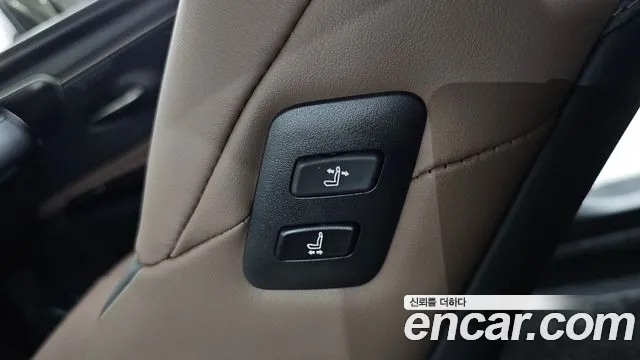 2022 Lexus ES300h 7th Gen Executive Sold VIN JTHBA1C10N2011817 – exterior detail