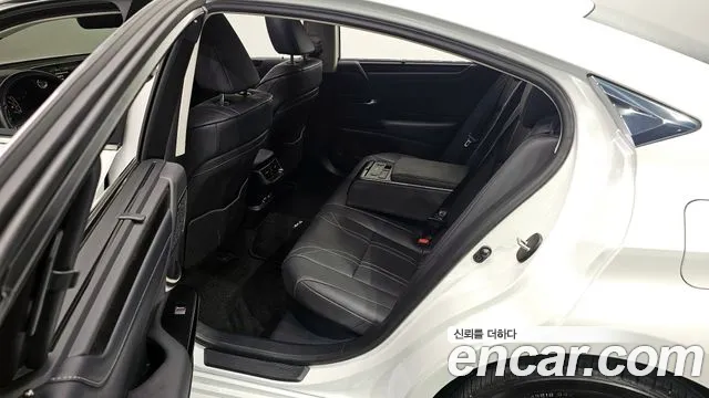 2025 Lexus ES300h 7th Gen Executive Sold VIN JTHBA1C10S2024921 – interior seats