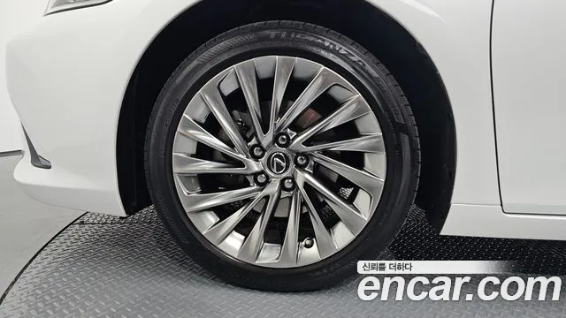 2025 Lexus ES300h 7th Gen Executive Sold VIN JTHBA1C10S2024921 – trunk area