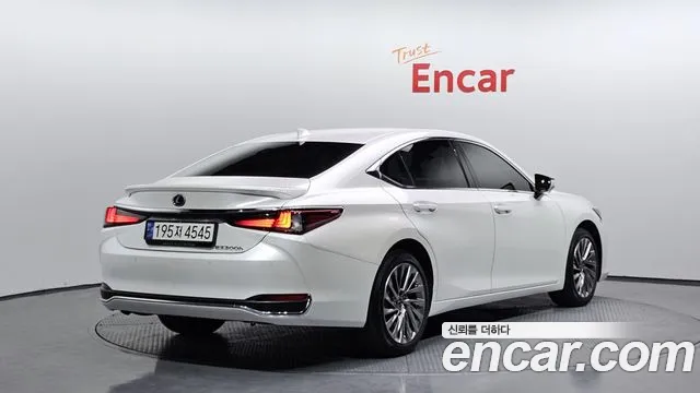 2025 Lexus ES300h 7th Gen Executive Sold VIN JTHBA1C10S2024921 – photo 17