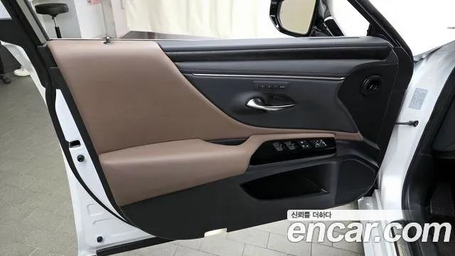 2025 Lexus ES300h 7th Gen Luxury Plus Sold VIN JTHBA1C13S2024489 – photo 16