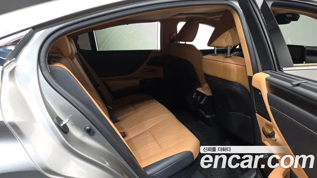 2023 Lexus ES300h 7th Gen Executive Sold VIN JTHBA1C15P2019026 – interior seats