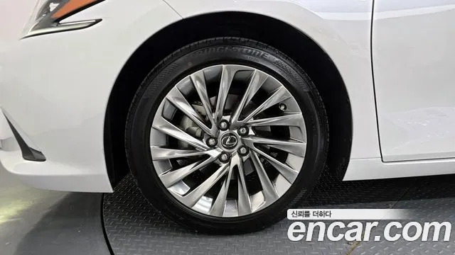 2025 Lexus ES300h 7th Gen Executive Sold VIN JTHBA1C17S2026410 – exterior detail