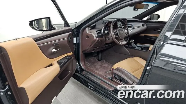 2021 Lexus ES300h 7th Gen Luxury Plus Sold VIN JTHBA1C1XM2005618 – exterior detail