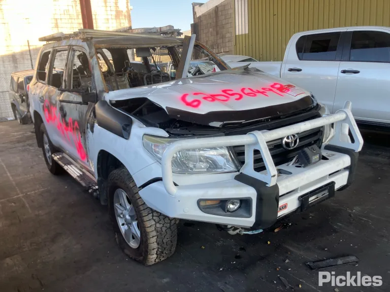 2014 Toyota Landcruiser Damaged VIN JTMGV03J404084949 – exterior detail