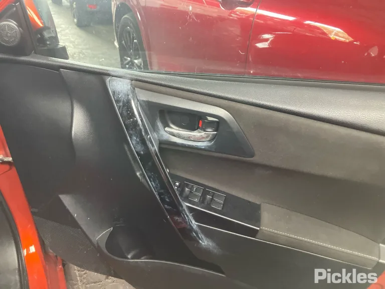 2018 Toyota Corolla Damaged VIN JTNKN3JE70J504508 – photo 25