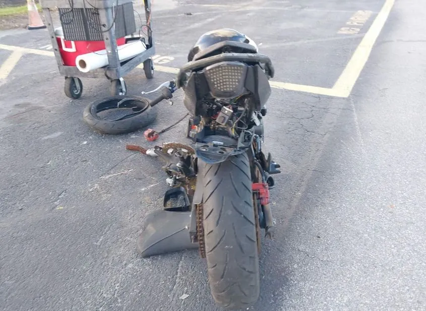 2009 YAMAHA FZ6R Used VIN JYARJ18E49A002458 – exterior detail