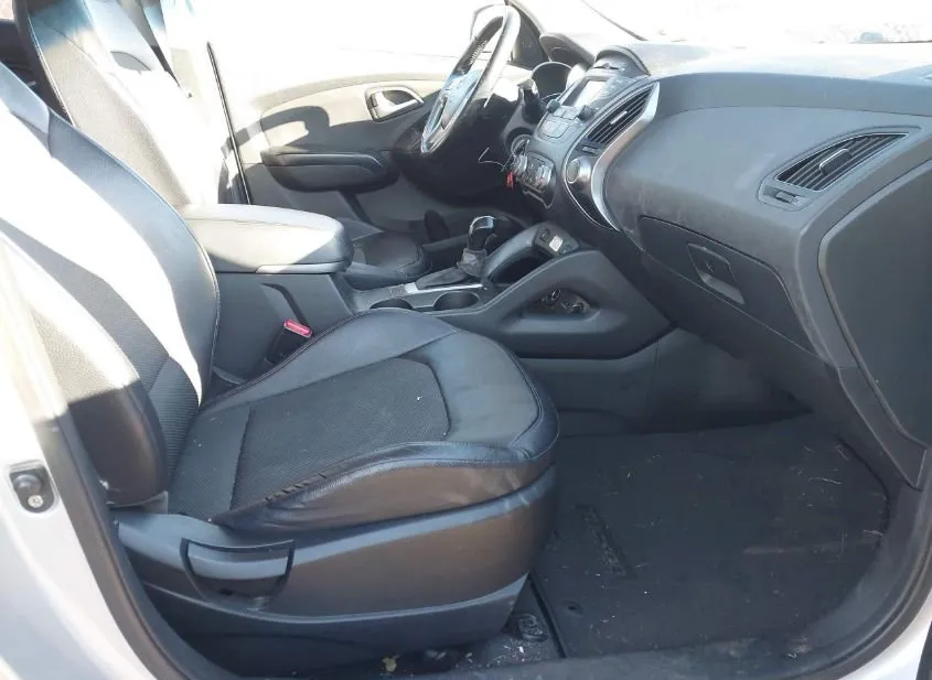 2014 HYUNDAI Tucson Used VIN KM8JUCAG2EU869989 – trunk area