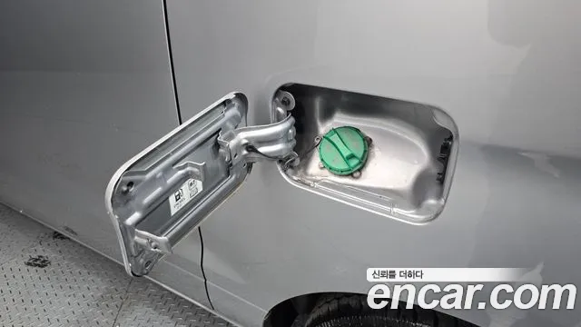 2019 Hyundai The New Grand Starex Van 3-Seater Sold VIN KMFWBX7KBKU096389 – interior seats