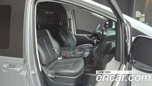2025 Hyundai Staria Cargo 3-Seater Sold VIN KMFYDX71BSC214053 – rear exterior