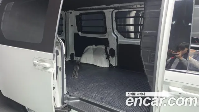 2024 Hyundai Staria L3.5 Cargo 3-Seater Sold VIN KMFYDX73BRU177236 – interior seats