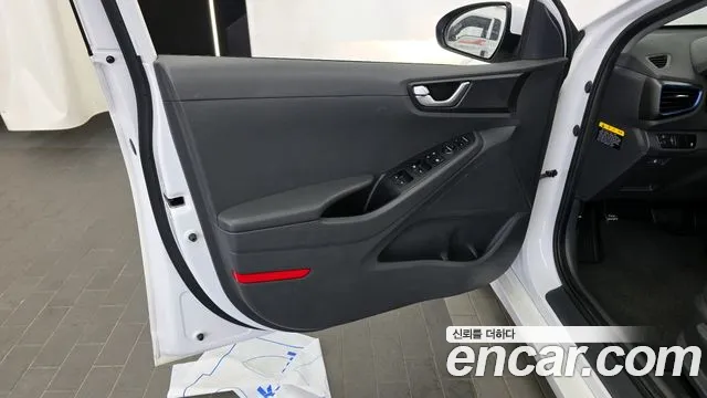 2017 Hyundai Ioniq Hybrid N Sold VIN KMHC851CGHU006817 – trunk area