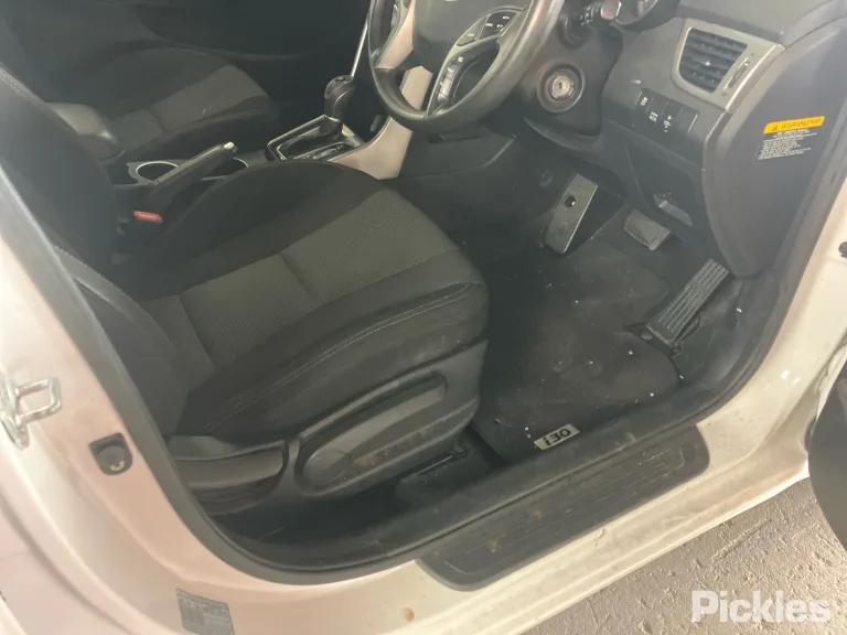 2013 Hyundai i30 Damaged VIN KMHD251EMDU093678 – side profile 2013 Hyundai i30 Damaged VIN KMHD251EMDU093678 – side profile