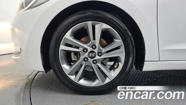 2018 Hyundai Avante AD 1.6 GDI Value Plus Sold VIN KMHD641DBJU608907 – exterior detail 2018 Hyundai Avante AD 1.6 GDI Value Plus Sold VIN KMHD641DBJU608907 – exterior detail