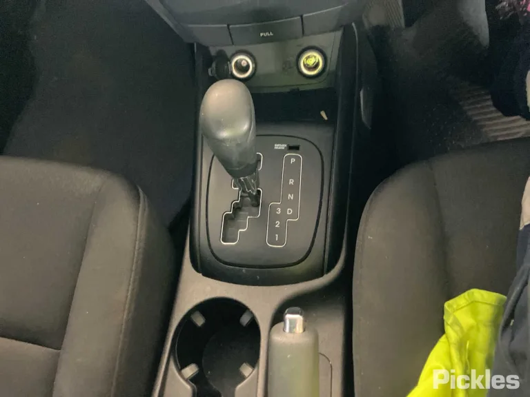 2011 Hyundai i30 Damaged VIN KMHDB51EMBU354065 – dashboard