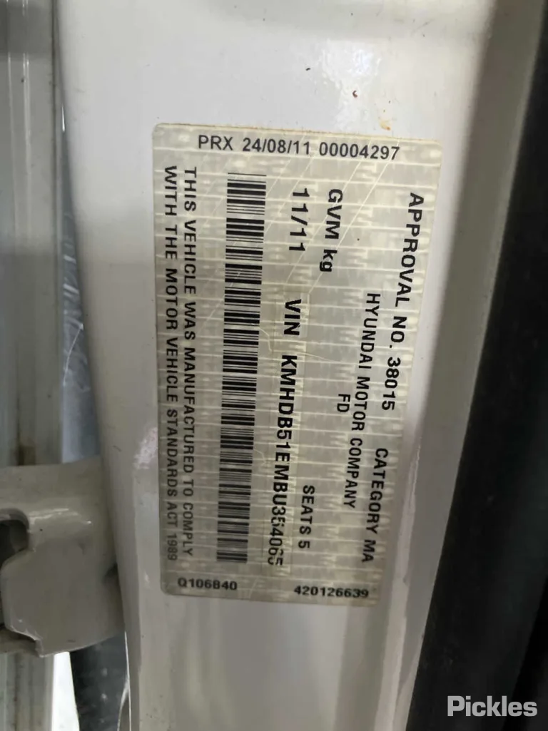 2011 Hyundai i30 Damaged VIN KMHDB51EMBU354065 – interior seats