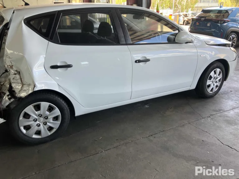 2011 Hyundai i30 Damaged VIN KMHDB51EMBU354065 – engine bay