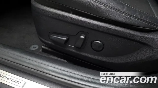 2018 Hyundai Grandeur IG 2.4 Premium Sold VIN KMHF141CBJA112320 – interior seats