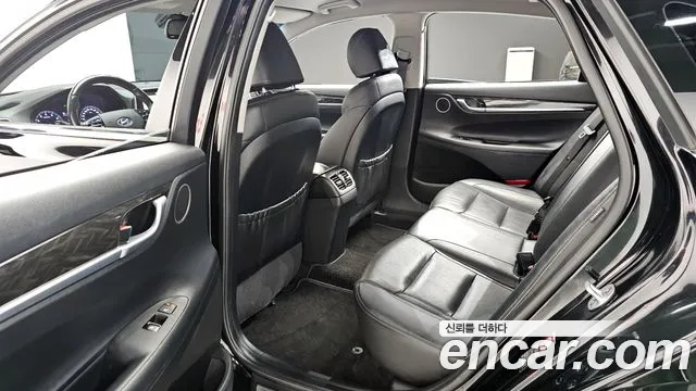2018 Hyundai Grandeur IG 2.4 Premium Sold VIN KMHF141CBJA114802 – interior seats