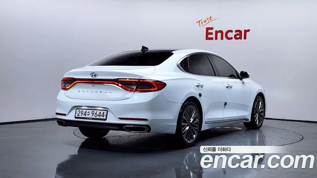 2019 Hyundai Grandeur IG 2.4 Premium Sold VIN KMHF141CBKA292510 – trunk area 2019 Hyundai Grandeur IG 2.4 Premium Sold VIN KMHF141CBKA292510 – trunk area