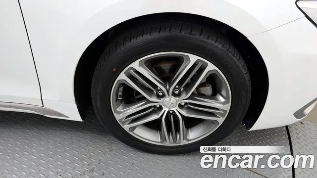 2018 Hyundai Grandeur Ig 2.4 Premium Sold VIN KMHF441CBJA139458 – front exterior