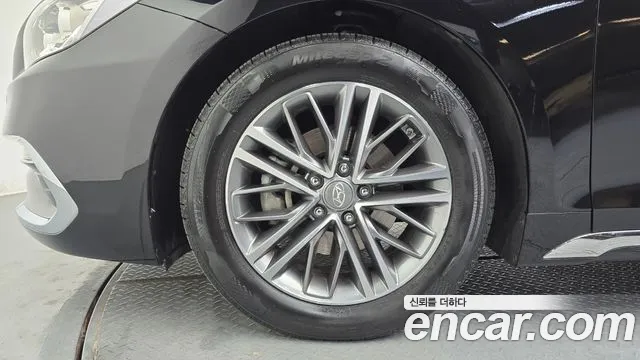 2017 Hyundai Grandeur IG 3.0 LPi Modern (Rental Car) Sold VIN KMHF641NBHA021001 – interior seats